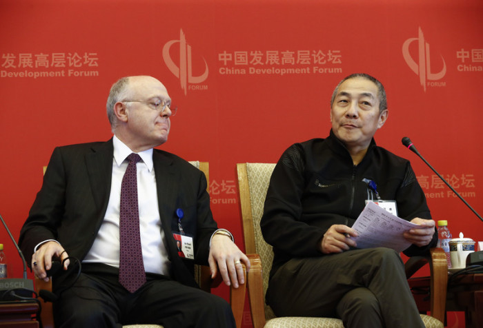 Wang Jian (r.) mit Ian C. Read (l.), Präsident und CEO des US-amerikanischen Unternehmens Pfizer, auf dem China Development Forum im Jahr 2015. Foto: epa/Rolex dela Pena