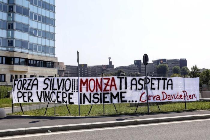 Banner für Silvio Berlusconi vor dem Krankenhaus San Raffaele. Foto: epa/Mourad Balti Touati