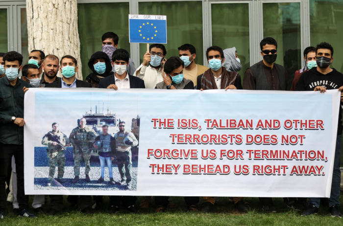 Afghanische Dolmetscher halten Plakate während eines Protestes gegen die US-Regierung, die UN und andere NATO-Länder in Kabul. Foto:epa/Hedayatullah Amid