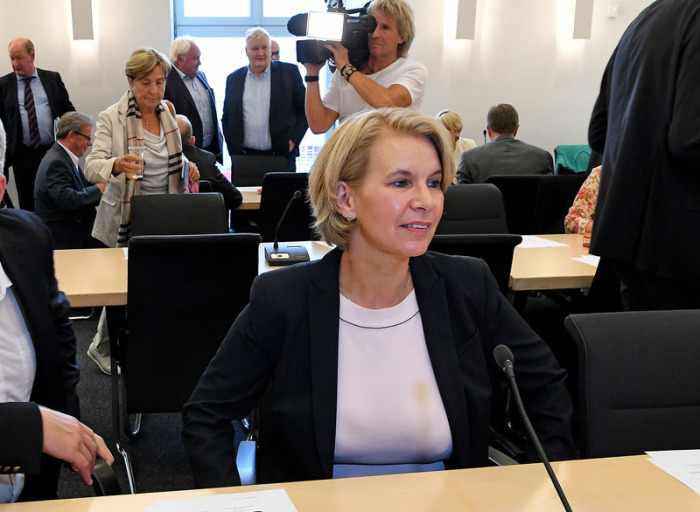 Die von den Grünen zur CDU gewechselte Landtagsabgeordnete Elke Twesten nimmt erstmals an einer Sitzung der Unionsfraktion teil. Foto: dpa/Holger Hollemann