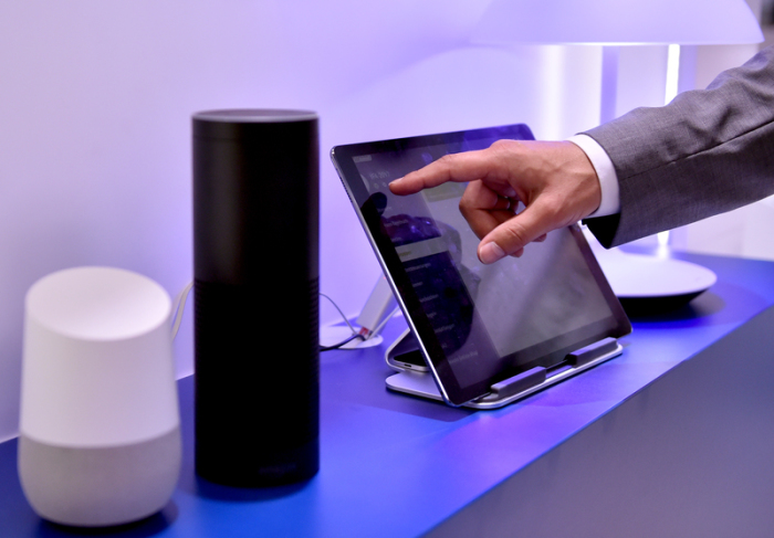 Die Lautsprecher Google Home (l) und Amazon Echo, ausgestattet mit den Sprachassistenten Google Assistant und Alexa, stehen auf der Internationalen Funkausstellung IFA. Foto: Britta Pedersen/Zb/dpa
