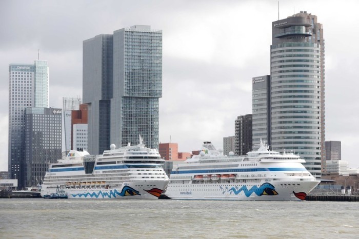Zwei Schiffe von Aida Cruises liegen im Cruiseport vor Anker. Foto: epa/Bas Czerwinski