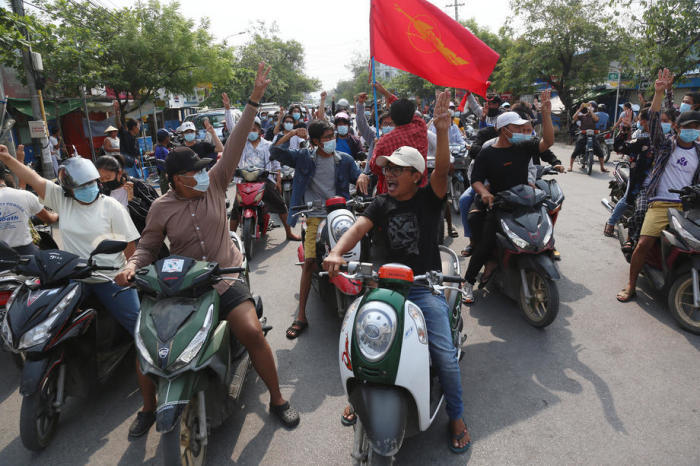 Demonstranten auf Motorrädern zeigen den Drei-Finger-Gruß während einer Anti-Militärputsch-Demonstration in Mandalay. Foto: epa/Stringer