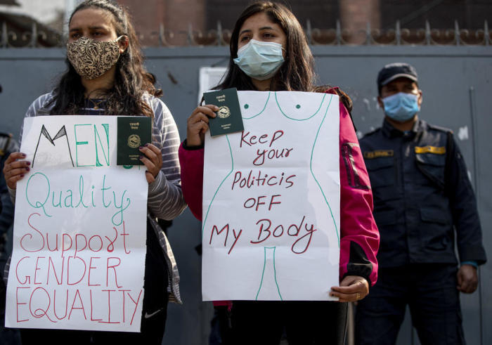 Protest gegen die neue Einwanderungsregelung für Frauen in Kathmandu. Foto: epa/Narendra Shrestha