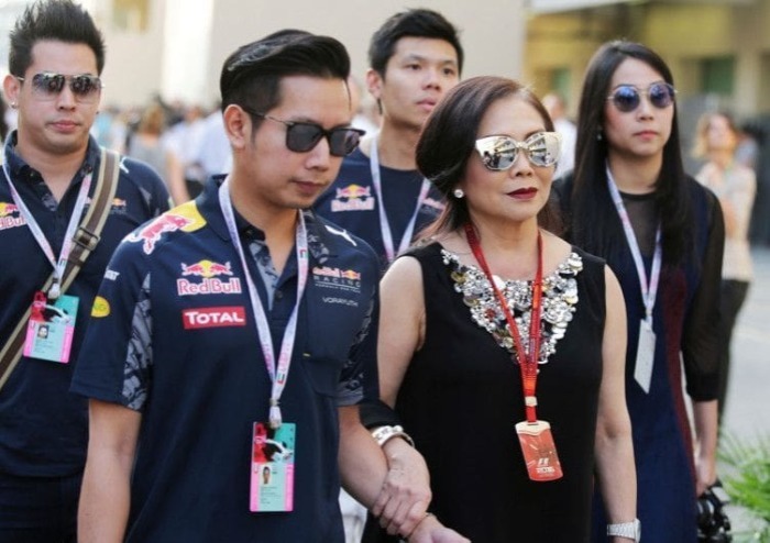Red-Bull-Erbe Vorayuth „Boss“ Yoovidhya (2. v. l.). Foto: The Thaiger