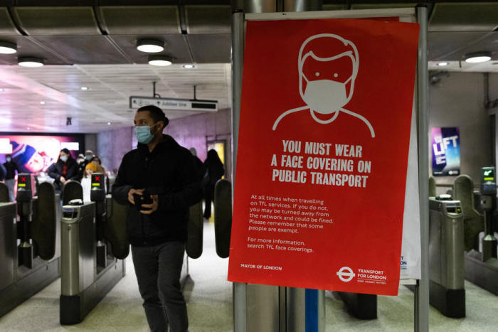 Schild mit dem Hinweis, dass in öffentlichen Verkehrsmitteln Masken getragen werden müssen, an einer U-Bahn-Station in London. Foto: epa/Vickie Flores