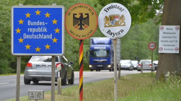 Fahrzeuge überqueren die deutsch-tschechische Grenze. Foto: Slavomír Kube/Ctk/dpa