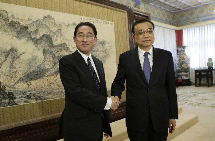 Fumio Kishida und sein chinesischer Kollege Wang Yi (r.). Foto: epa/Jason Lee