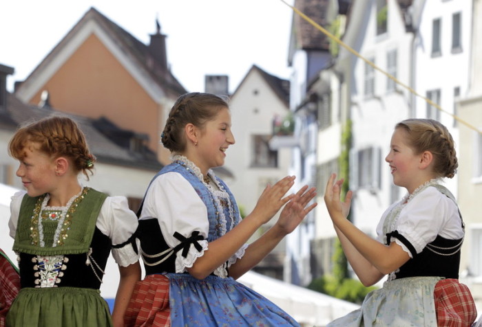  Vergnügte Mädchen eines Jugendchores auf einem Musikfestival in Chur. Foto: epa/Arno Balzarini