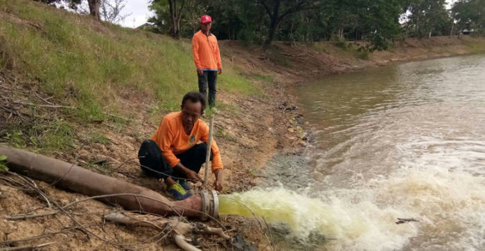 In vielen Provinzen haben die Behörden damit begonnen, noch bestehende Quellen anzuzapfen und Wasser umzuleiten, um das Schlimmste zu verhindern.Foto: National News Bureau Of Thailand.