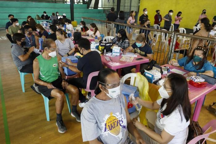 Während einer Impfaktion von AstraZeneca (Vaxzevria) und Sinovac in Quezon City erhalten Bürger ihre Dosis COVID-19-Impfstoff. Foto: epa/Rolex Dela Pena