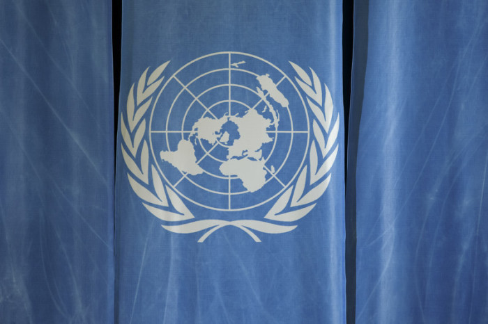 Das UN-Logo wird vor einer Pressekonferenz der Konferenz der Vereinten Nationen abgebildet. Foto: epa/Salvatore Di Nolfi