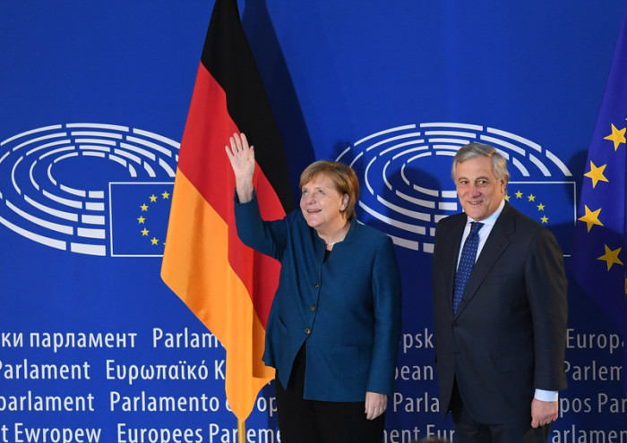 Bundeskanzlerin Angela Merkel (l.) wird vom Präsidenten des Europäischen Parlaments Antonio Tajani (r.). Foto: epa/Patrick Seeger