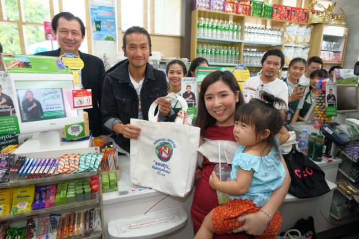 Die Kampagne zur Reduzierung von Plastiktüten wird vom Rockstar Artiwara „Toon“ Kongmalai (M.) unterstützt. Kunden werden aufgefordert, „nein“ zu Einwegplastiktüten zu sagen. Foto: The Nation