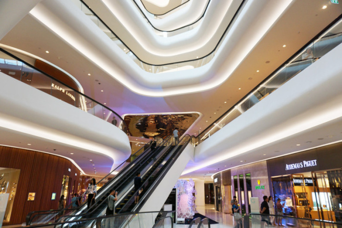 Modernes futuristisches Architekturdesign ist ein Markenzeichen des glamourösen Central Embassy als Shoppingparadies für Asiens zahlungskräftige und hedonistische Millionäre.