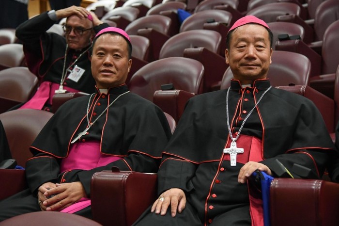 Chinesische Bischöfe Johannes Baptist Yang Xiaoting (r.) und Joseph Guo Jincai (l.). Foto: epa/Alessandro Di Meo