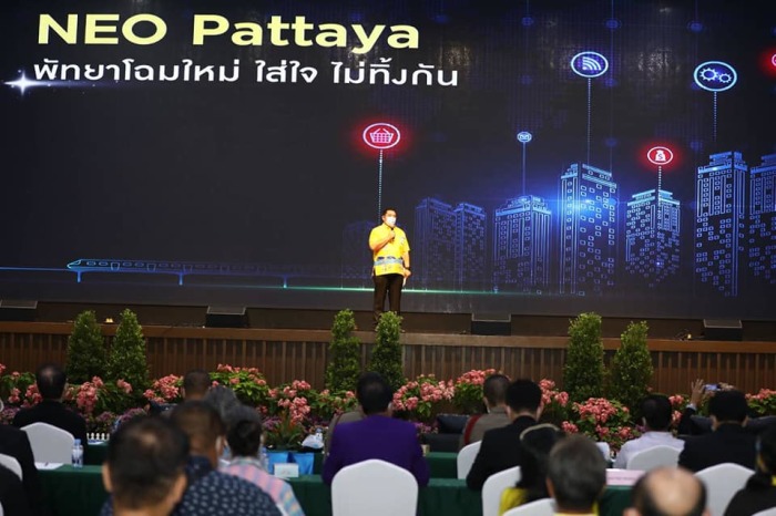 Pattayas Bürgermeister Sonthaya Khunpluem präsentierte auf einer Pressekonferenz über die Pläne zum Projekt „Neo-Pattaya“. Bild: PR Pattaya