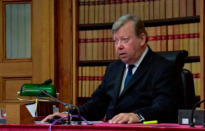 In diesem aus einem Video entnommene Foto spricht Lord Carloway, Schottlands ältester Richter, in einem Gerichtssaal. Foto: Uncredited/Sky News Pool/dpa