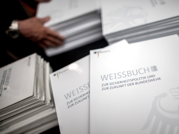 Das Weißbuch der Bundeswehr zur Sicherheitspolitik und zur Zukunft der Bundeswehr. Foto: Michael Kappeler/dpa