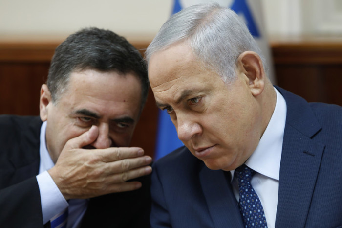 Israels Ministerpräsident Benjamin Netanjahu (r.) hört Verkehrsminister Yisrael Katz (l.). Foto: epa/Gali Tibbon