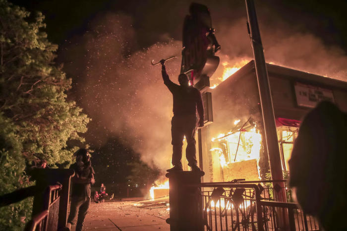 Demonstranten verbrennen ein Arby's Fastfood-Restaurant in der Nähe der Polizei von Minneapolis. Foto: epa/Tannen Maury