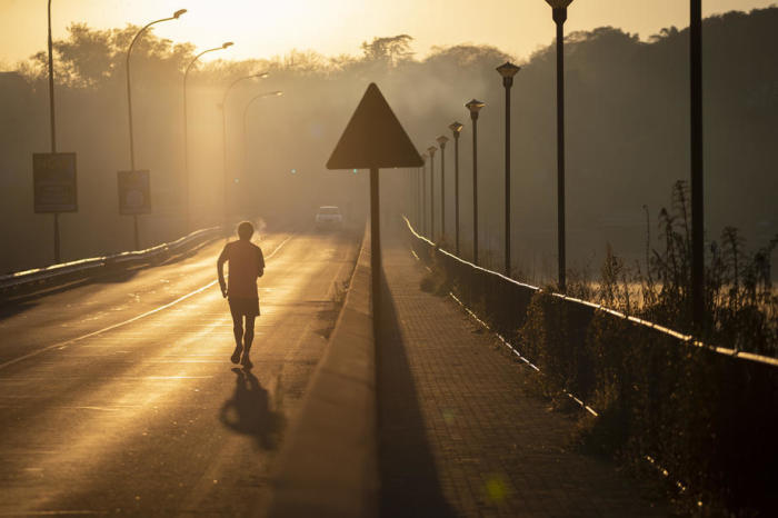 Ein Mann läuft an einem Wintermorgen während des 124. Tages der nationalen Abriegelung aufgrund der Coronavirus-Pandemie in Johannesburg. Foto: epa/Kim Ludbrook