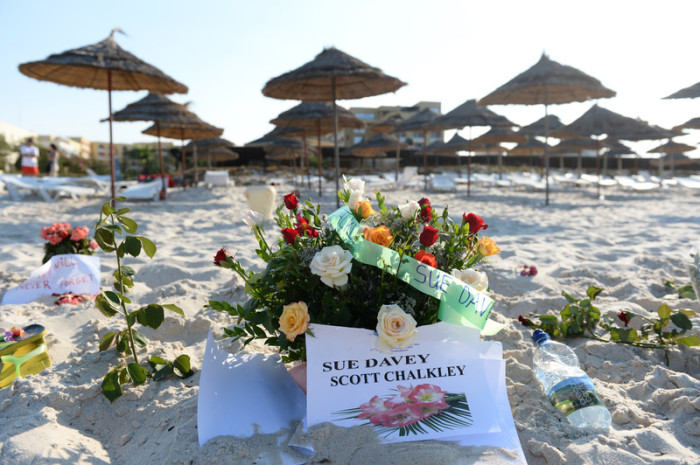 An der Stelle, an der die Briten Sue Davey und Scott Chalkley am Strand in der Nähe des Hotels in Sousse erschossen wurden, wird eine blumige Ehrung platziert. Foto: epa/Andreas Gebert
