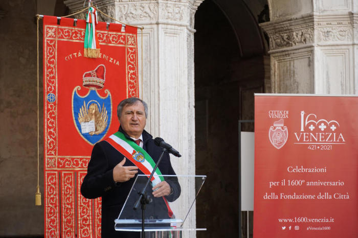 Venedigs Bürgermeister Luigi Brugnaro hält eine Rede während einer Zeremonie zum 1.600. Jahrestag der Gründung der Lagunenstadt. Foto: epa/Andrea Merola