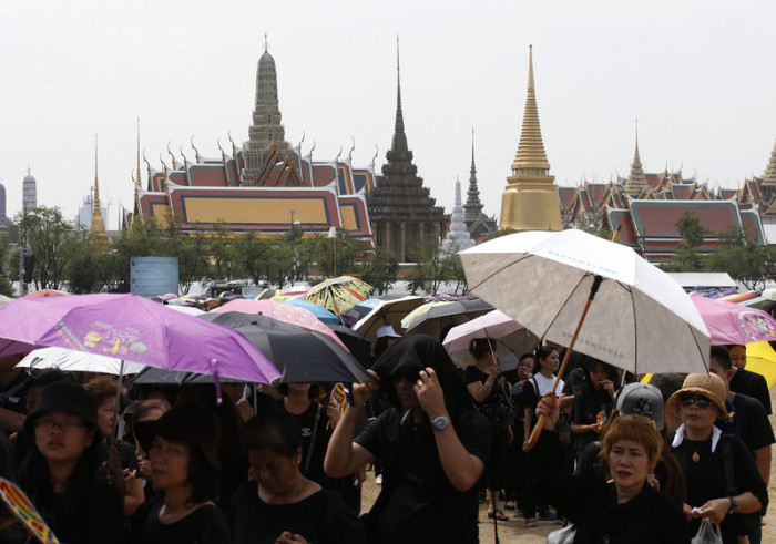 Die Regierung warnt: Betrüger nutzen die Trauer der Thais zu hohen Gewinnen. Foto: epa/Narong Sangnak