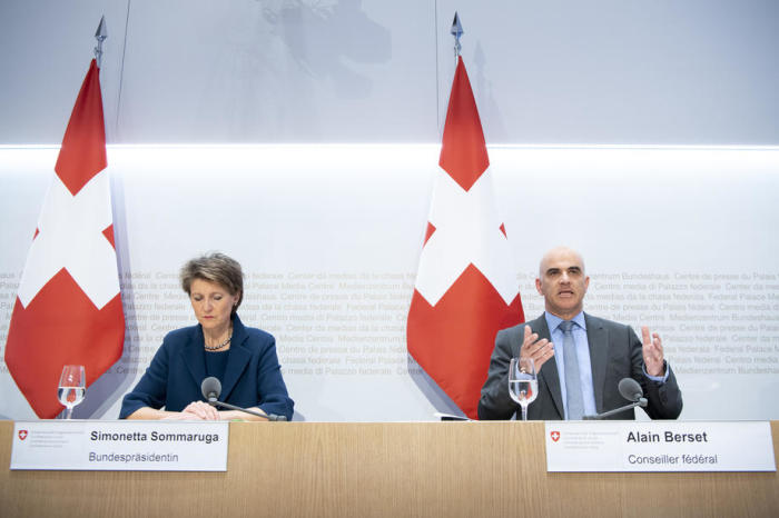 Bundespräsidentin Simonetta Sommaruga, links, und Bundesrat Alain Berset, rechts, informieren die Medien in Bern. Archivfoto: epa/ ANTHONY ANEX