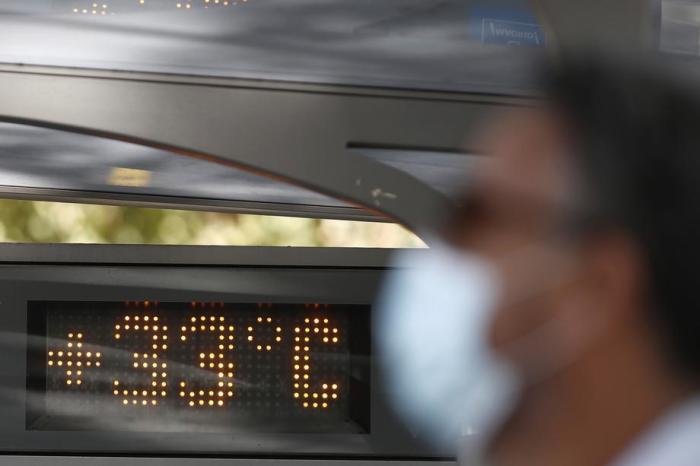 Ein Thermometer zeigt die Temperatur an einer Bushaltestelle in der Innenstadt von Madrid an. Foto: epa/Mariscal