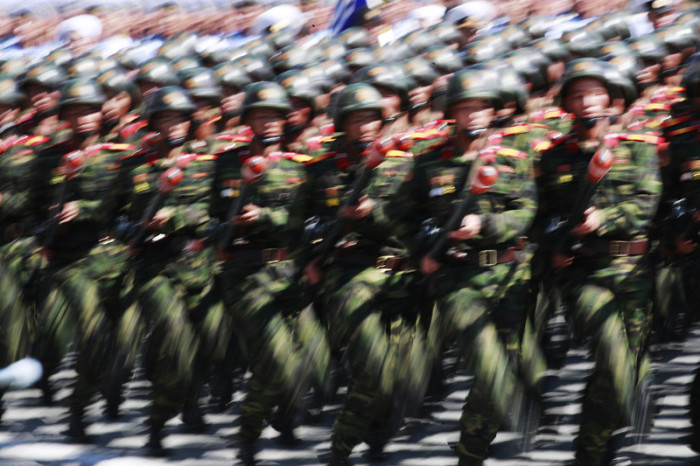 Nordkoreanische Soldaten marschieren zum 70. Jahrestag der Staatsgründung. Foto: epa/How Hwee Young
