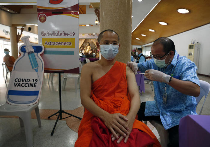 Ein buddhistischer Mönch erhält eine Impfung mit dem von AstraZeneca entwickelten Impfstoff gegen COVID-19. Foto: epa/Rungroj Yongrit