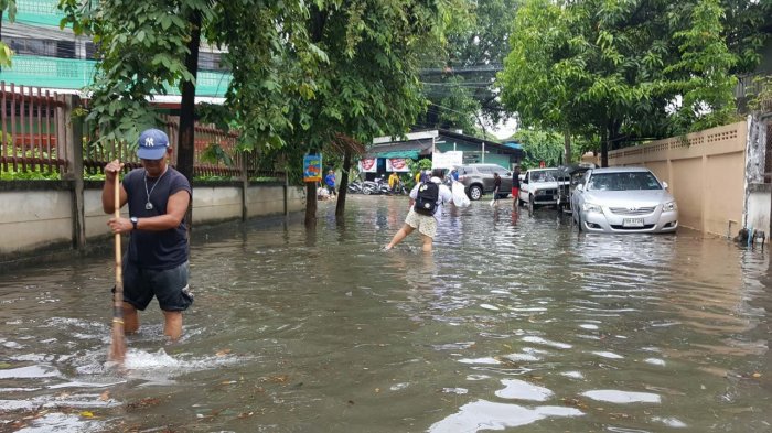 Viele Straßen Chiang Mais standen 20 bis 40 Zentimeter unter Wasser. Foto: The Nation