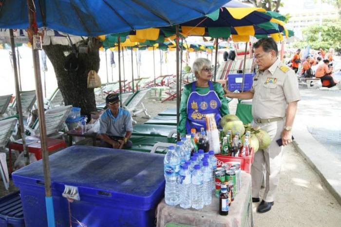Die Kontrolleure der Stadtverwaltung nahmen die Liegestuhlvermieter unter die Lupe. Foto: PR Pattaya