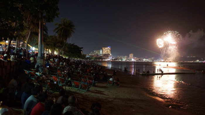 Hundertausende Besucher werden es sich auch in diesem Jahr wieder in Liegestühlen am Strand an der Beach Road bequem machen und das Feuerwerk verfolgen. Foto: Jahner