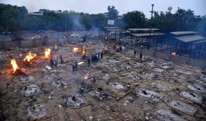 Ein Überblick über Massenbegräbnisse an Scheiterhaufen für COVID-19-Opfer auf einem behelfsmäßigen Einäscherungsplatz in Neu-Delhi. Foto: epa/Idrees Mohammed