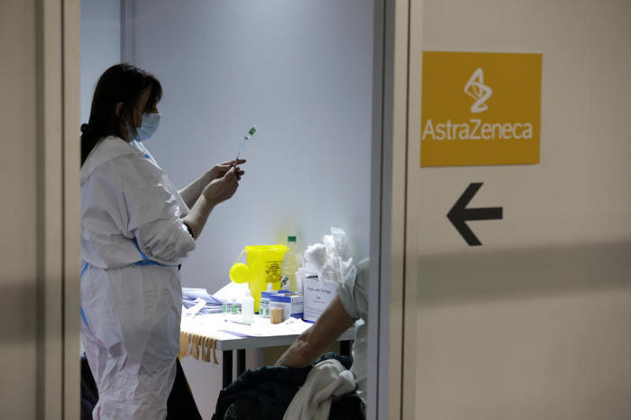 Ein medizinischer Mitarbeiter bereitet eine Dosis des AstraZeneca-Impfstoffs im Belgrader Messe-Impfzentrum in Belgrad vor. Foto: epa/Andrej Cukic