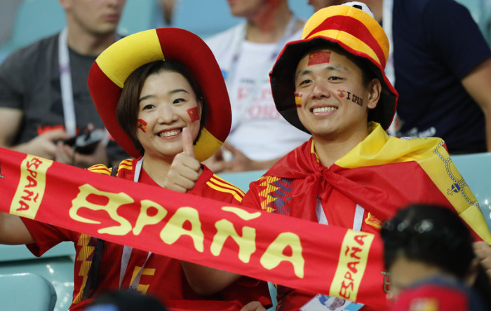 Chinesische Spanienfans bei der Fußball-WM in Russland. Foto: epa/Ronald Wittek