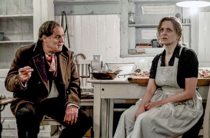 Wirt Pankraz (Josef Bierbichler) als traumatisierter Kriegsrückkehrer mit seiner Frau (Martina Gedeck) in einer Szene des Films 