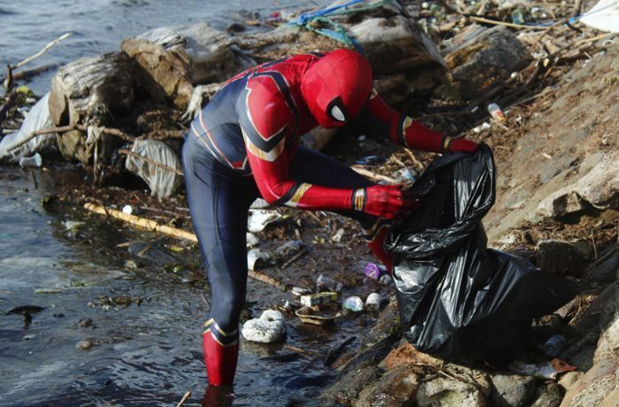 Ein Marvel-Superheld in guter Mission: Unter dem Spiderman-Kostüm steckt der 36-jährige Rudi Hartono. Foto: dpa