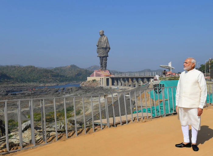 Premierminister Narendra Modi posiert vor der neuen Statue für ein Pressefoto. Foto: epa/Efe