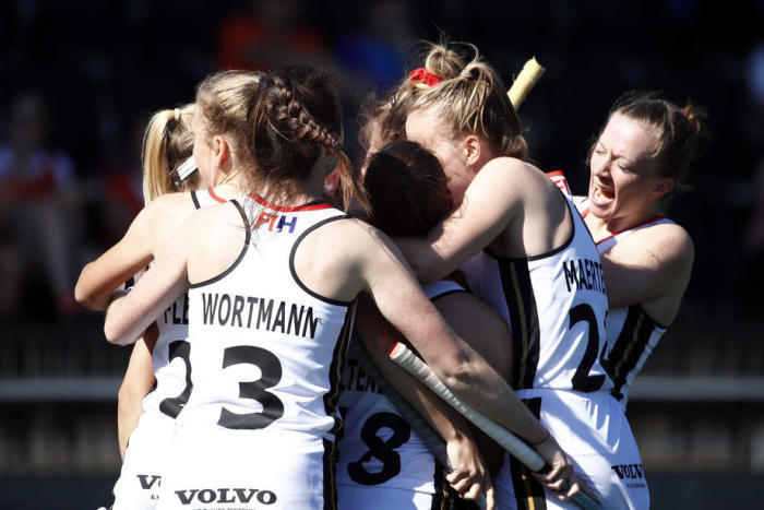 Deutschlands Spielerinnen feiern ihre 1:0-Führung während der Hockey-Europameisterschaft der Frauen . Foto: epa/Willem Vernes