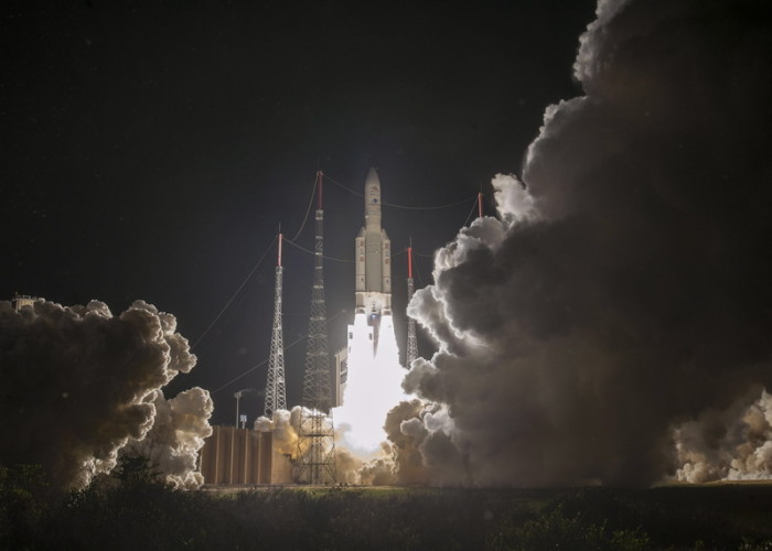 Kourou: Auf diesem von der Europäischen Weltraumorganisation (ESA) veröffentlichten Foto hebt die Ariane 5-Rakete mit BepiColombo von ihrer Startrampe in Kourou in Französisch-Guayana ab. Foto: epa/Jm Guillon / ESA/CNES/ARIANESPAC
