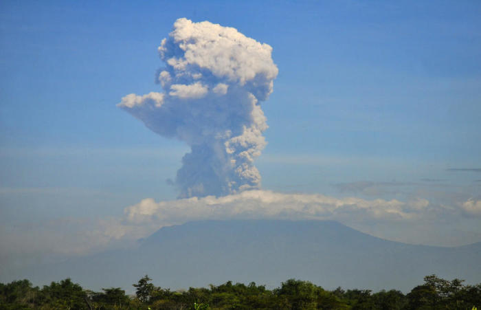 Der Vulkan Merapi spuckt während eines Ausbruchs vulkanische Asche, gesehen von Boyolali, Zentraljava. Foto: epa/Stringer