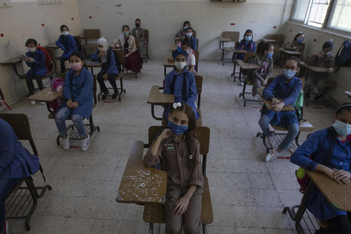 In Amman tragen die Schüler an ihrem ersten Schultag Schutzmasken. Foto: epa/Andre Pain