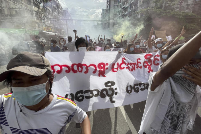 Demonstranten halten Plakate und Fackeln während eines Protestmarsches gegen den Militärputsch in der Innenstadt von Yangon. Foto: epa/Stringer