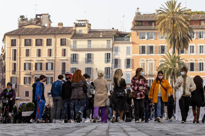 Leute verbringen den Tag im Freien bei sonnigem und mildem Wetter in Rom. Foto: epa/Massimo Percossi