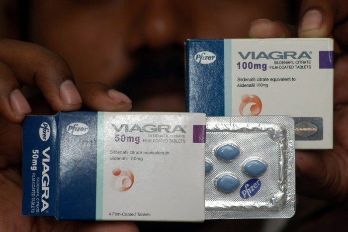 Der Viagra-Wirkstoff Sildenafil hilft gegen Höhenangst und hält Schnittblumen frisch. Vor allem aber unterstützt die blaue Pille seit zwei Jahrzehnten Millionen Männer mit Erektionsstörungen. Foto: epa/Stringer