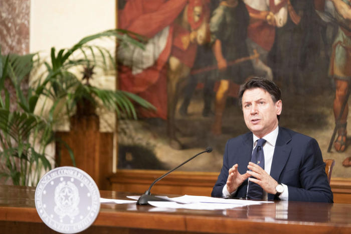 Premierminister Giuseppe Conte kündigte die neuen Regeln an, die ab dem 04. Mai für Reisen und kommerzielle Aktivitäten gelten werden. Foto: epa/Chigi Palace